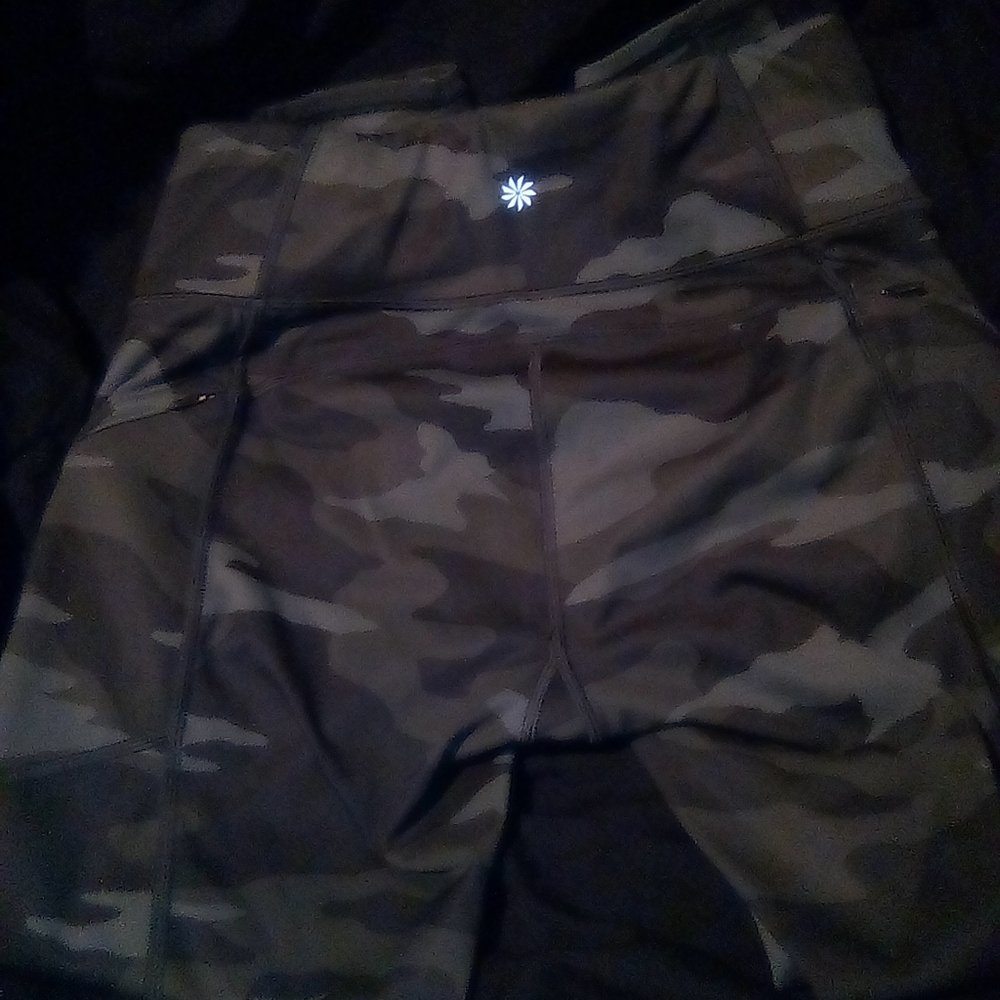 Athleta Camo Contender 7/8 Tights size  S